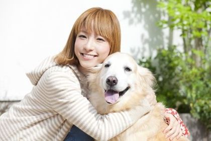 女性と犬